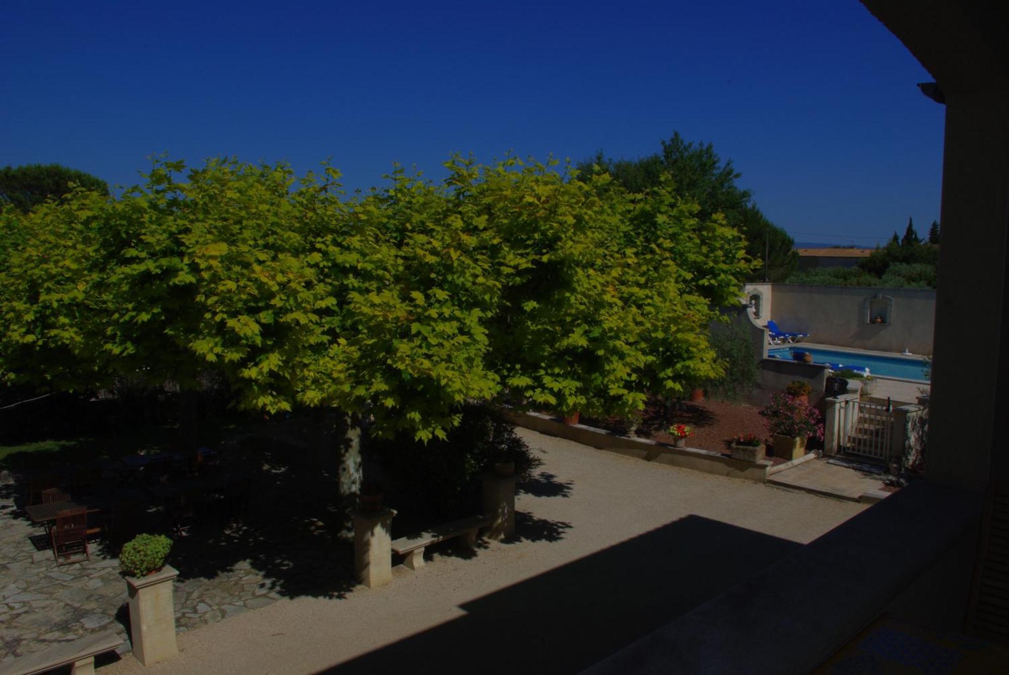 Le Mas De L'Amandier Saint-Saturnin-les-Avignon Bagian luar foto
