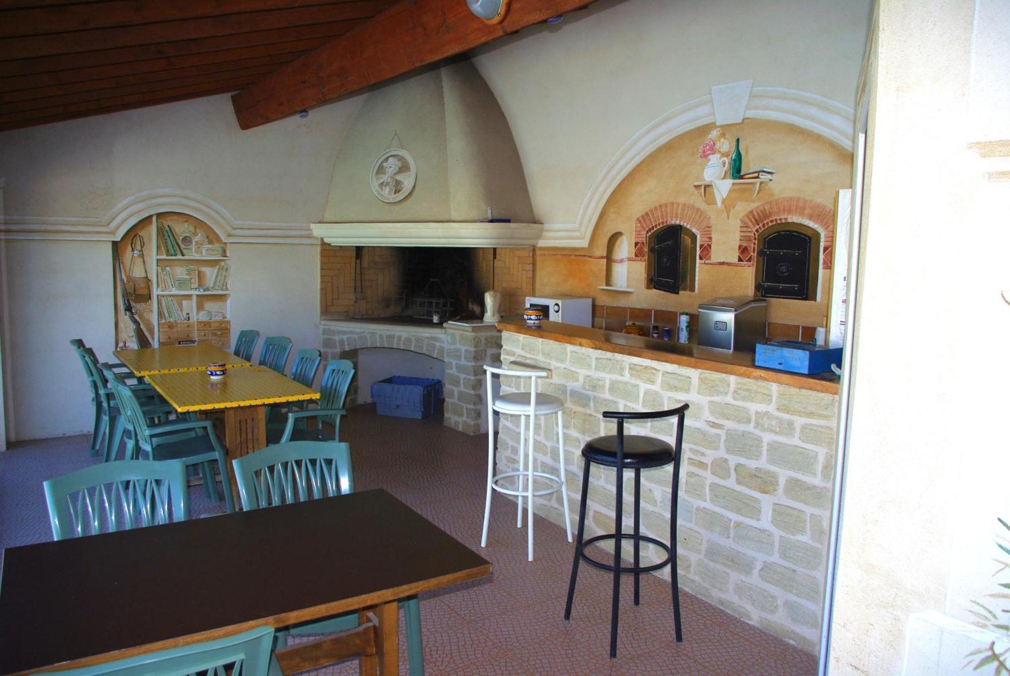 Le Mas De L'Amandier Bed & Breakfast Saint-Saturnin-les-Avignon Bagian luar foto