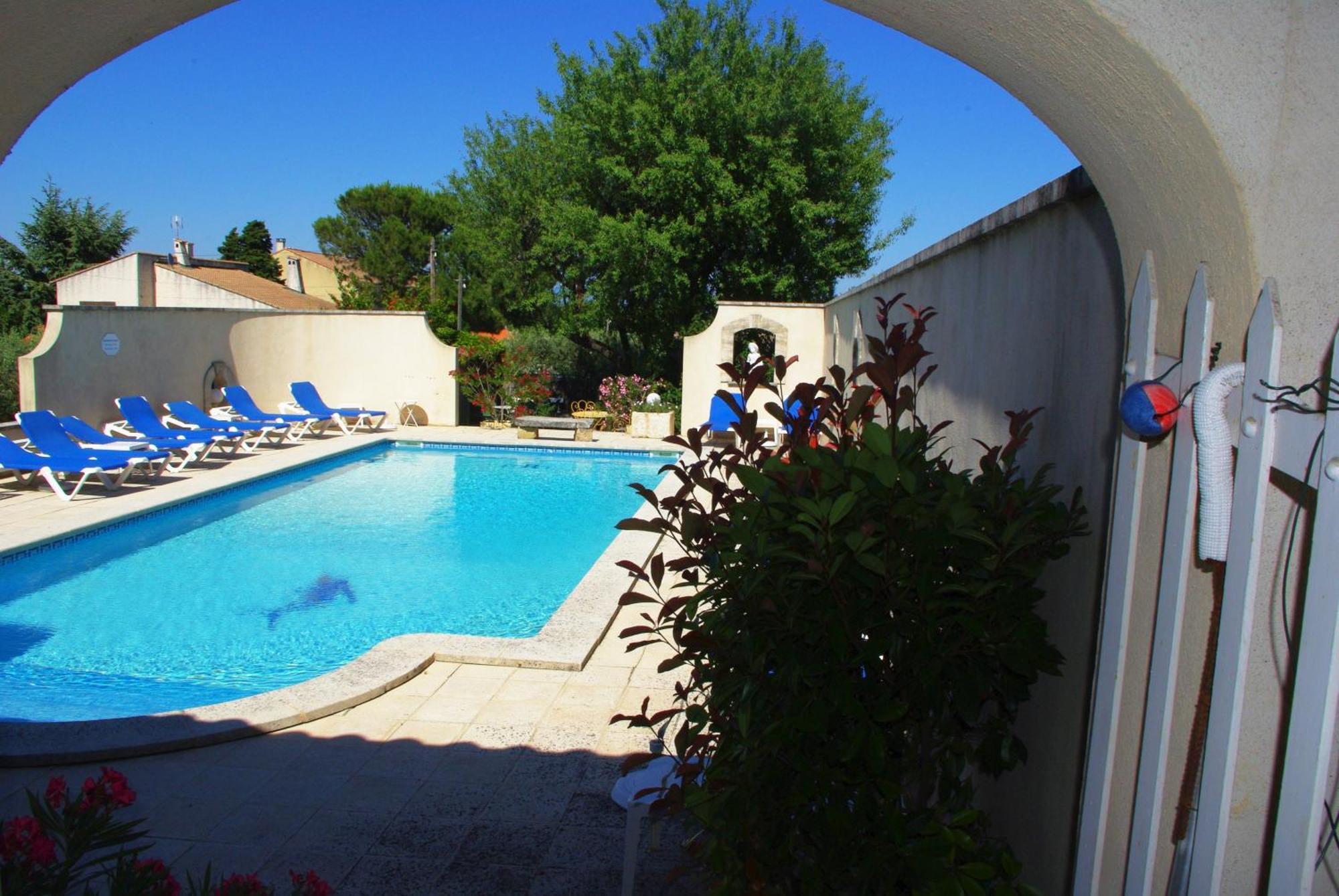 Le Mas De L'Amandier Saint-Saturnin-les-Avignon Bagian luar foto