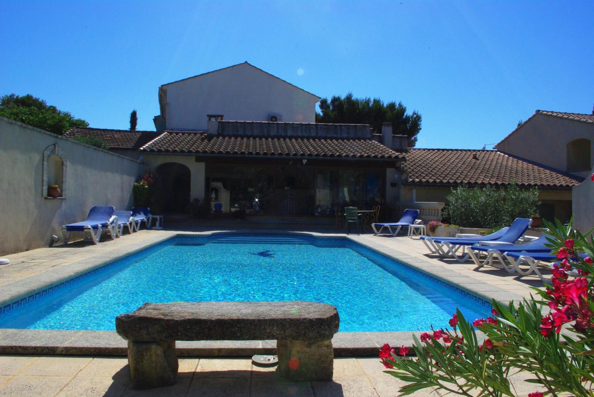 Le Mas De L'Amandier Bed & Breakfast Saint-Saturnin-les-Avignon Bagian luar foto