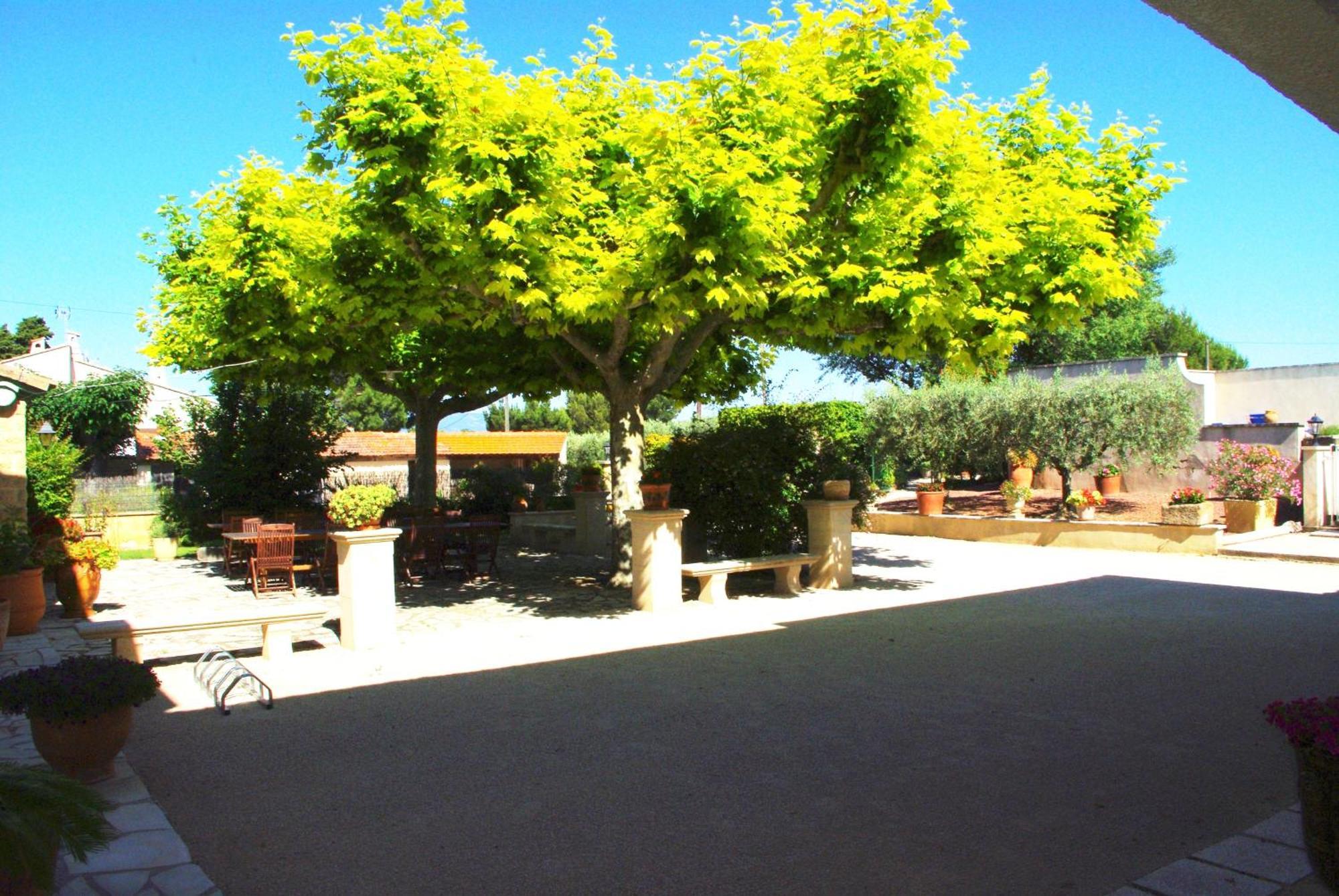 Le Mas De L'Amandier Bed & Breakfast Saint-Saturnin-les-Avignon Bagian luar foto