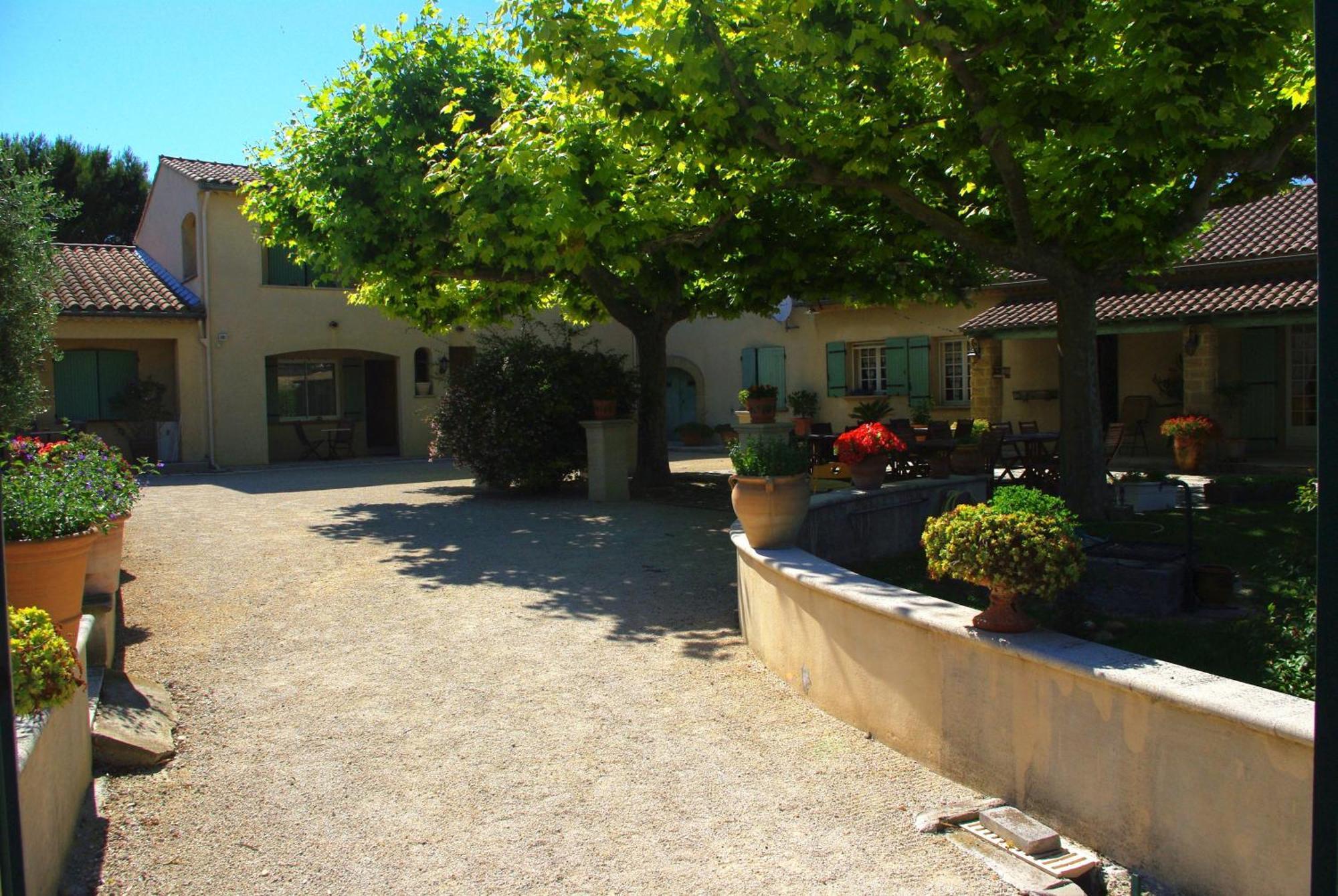 Le Mas De L'Amandier Bed & Breakfast Saint-Saturnin-les-Avignon Bagian luar foto