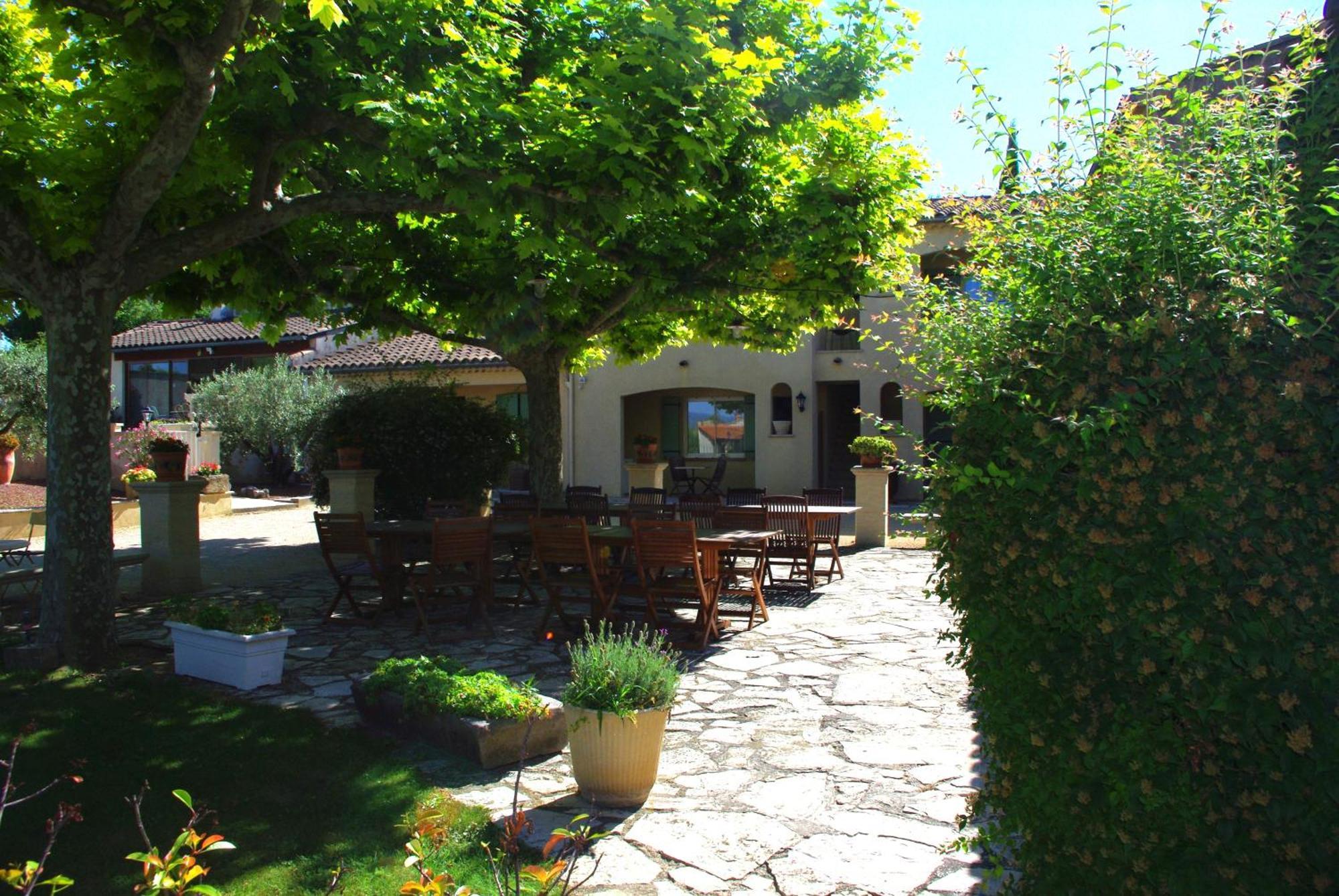 Le Mas De L'Amandier Saint-Saturnin-les-Avignon Bagian luar foto