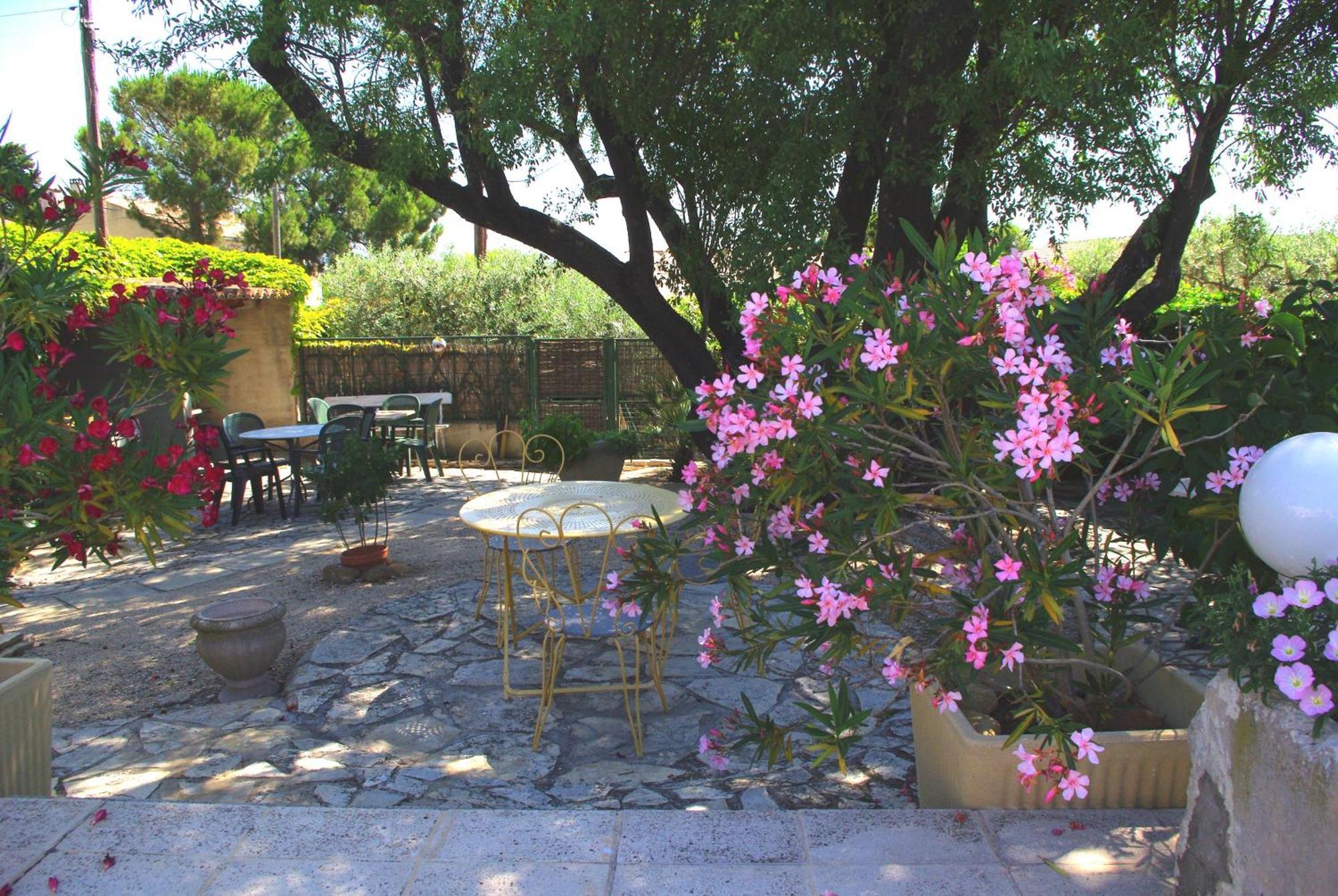 Le Mas De L'Amandier Bed & Breakfast Saint-Saturnin-les-Avignon Bagian luar foto