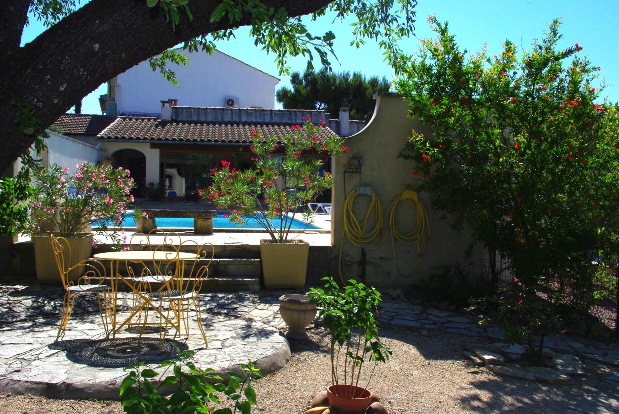 Le Mas De L'Amandier Bed & Breakfast Saint-Saturnin-les-Avignon Bagian luar foto