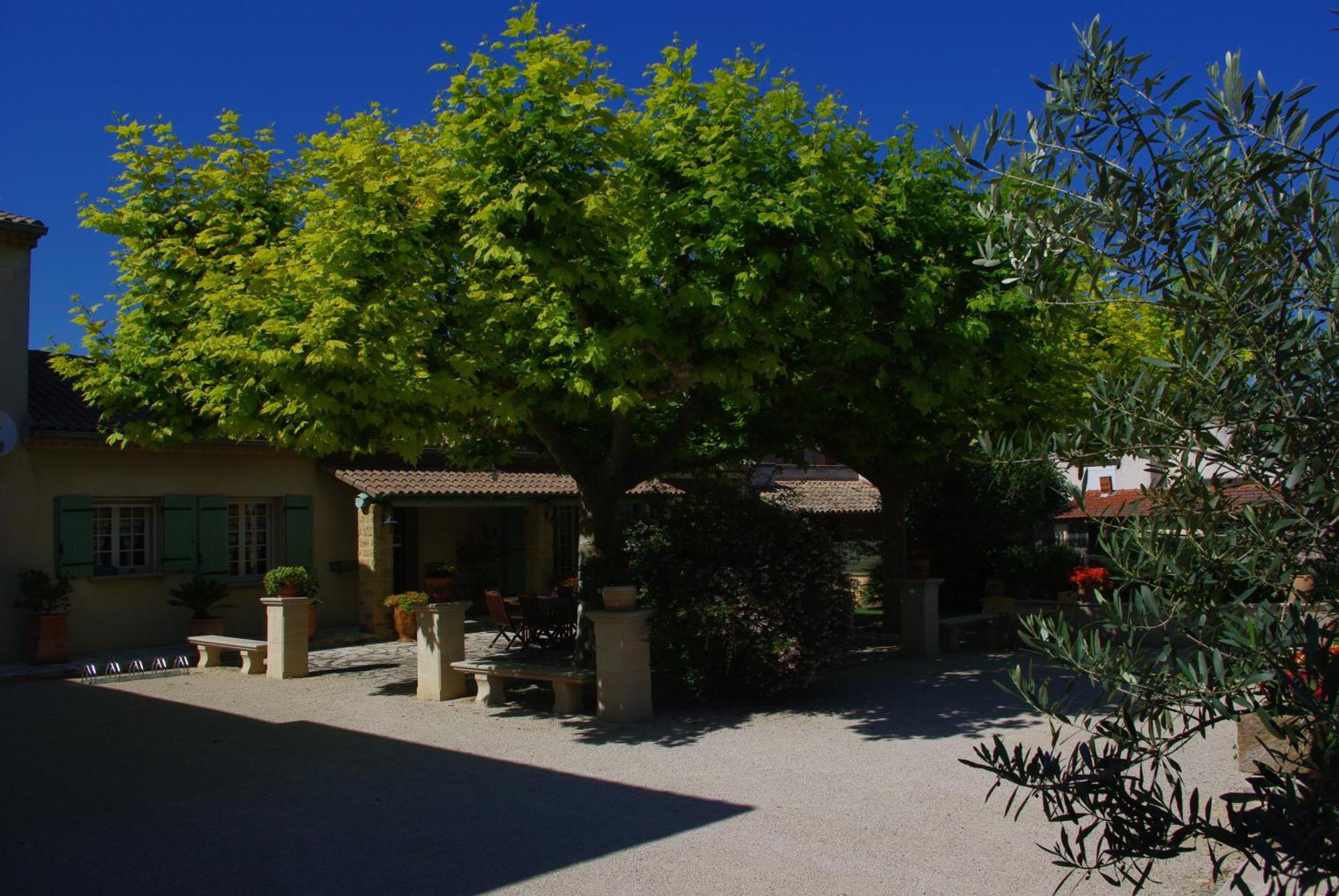 Le Mas De L'Amandier Saint-Saturnin-les-Avignon Bagian luar foto