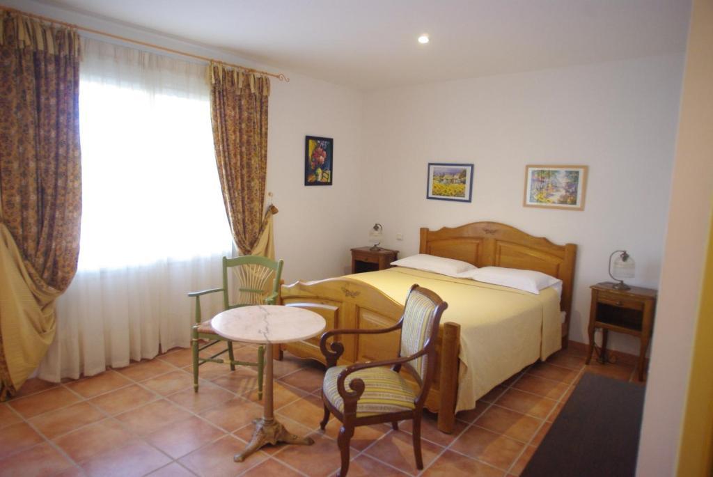 Le Mas De L'Amandier Bed & Breakfast Saint-Saturnin-les-Avignon Ruang foto