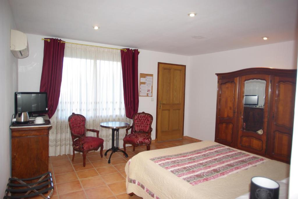 Le Mas De L'Amandier Bed & Breakfast Saint-Saturnin-les-Avignon Ruang foto