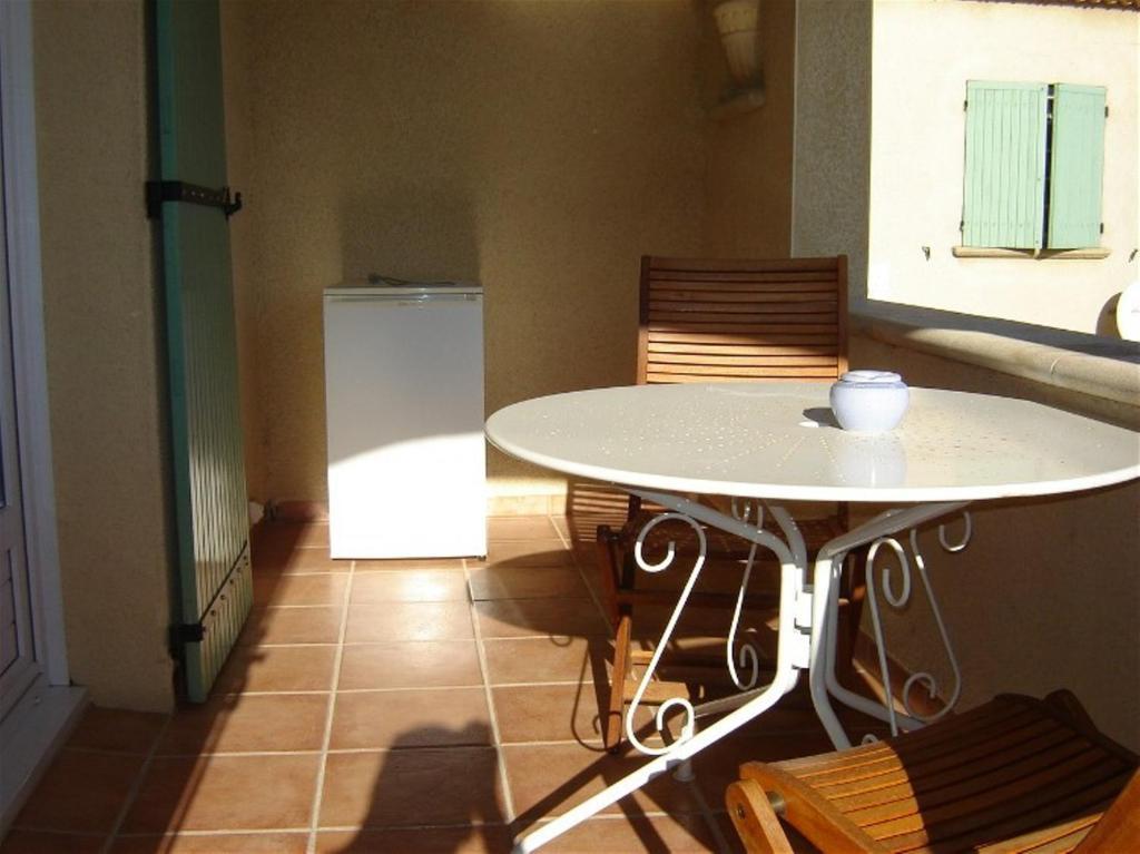 Le Mas De L'Amandier Saint-Saturnin-les-Avignon Ruang foto